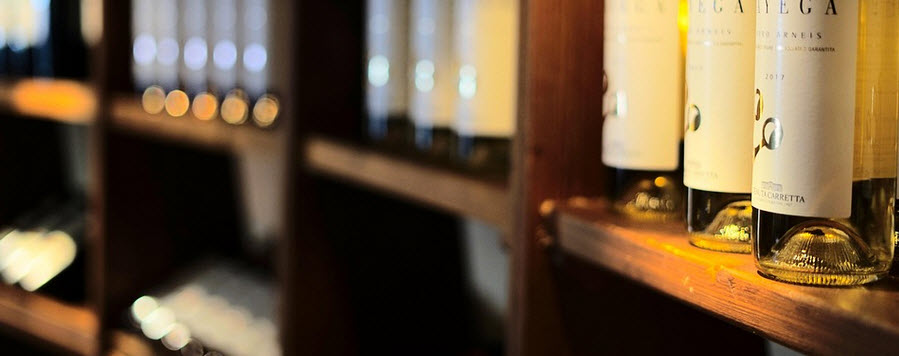 stojaki na wino sklep